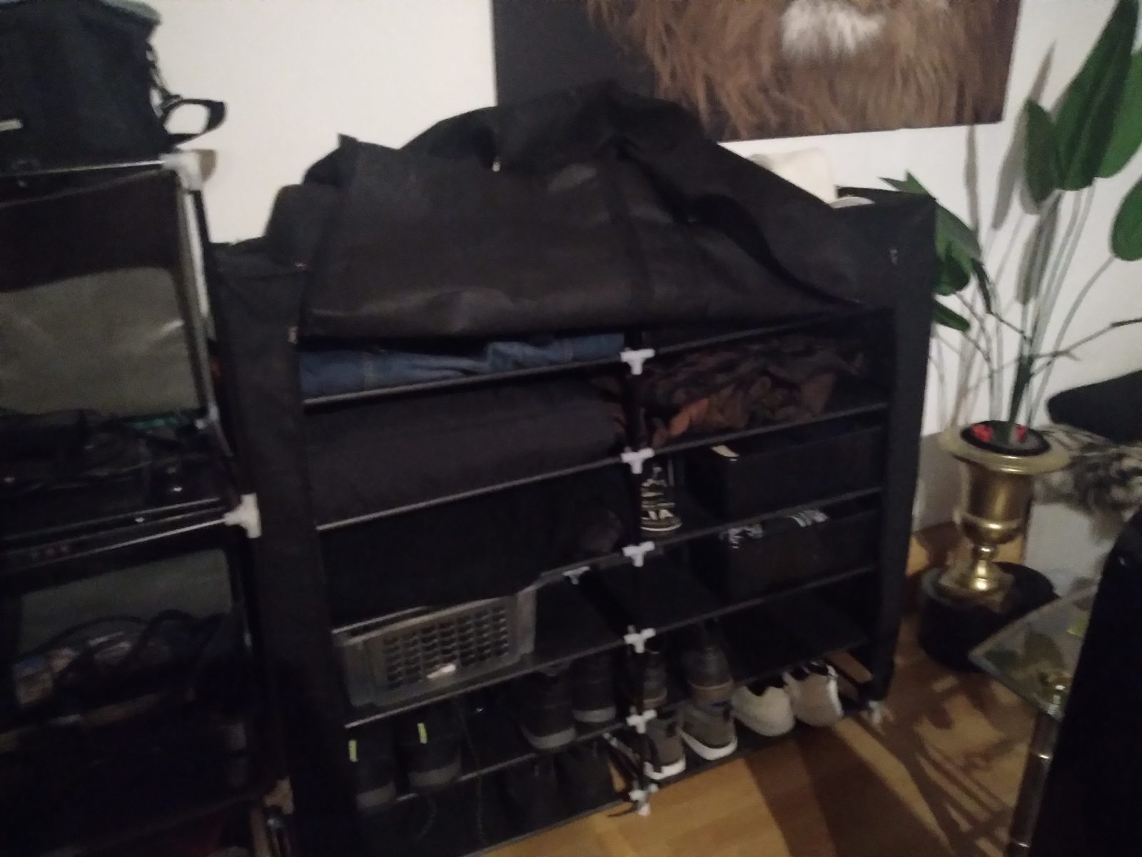 Foto 4 zu „Schlafsofa mit Tisch und Beistelltisch und offener Kleiderschrank und Schuhschra“