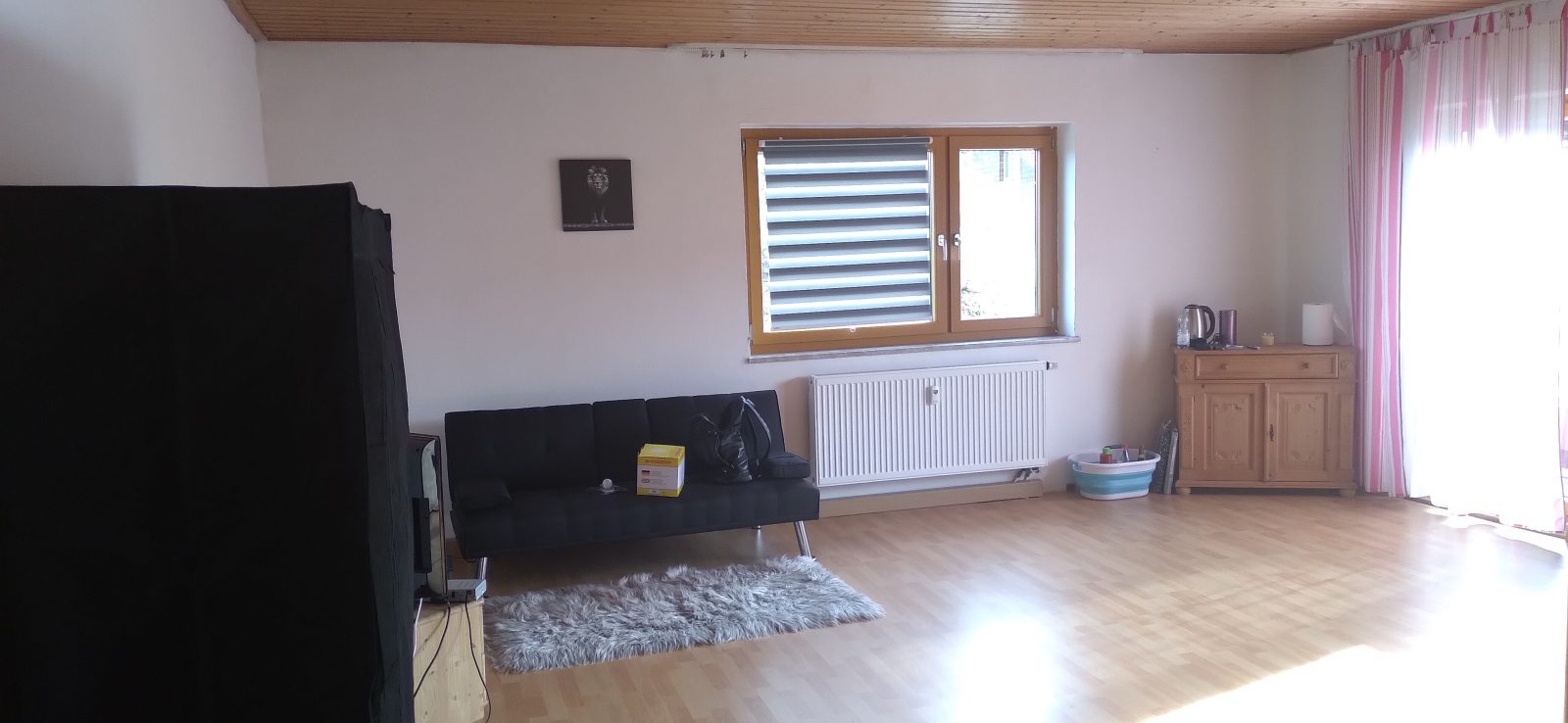 Foto 3 zu „Schlafsofa mit Tisch und Beistelltisch und offener Kleiderschrank und Schuhschra“